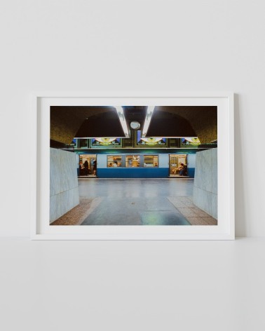 Photographie d'une rame MS61 à quai, depuis un couloir de la gare RER Charles de Gaulle Étoile