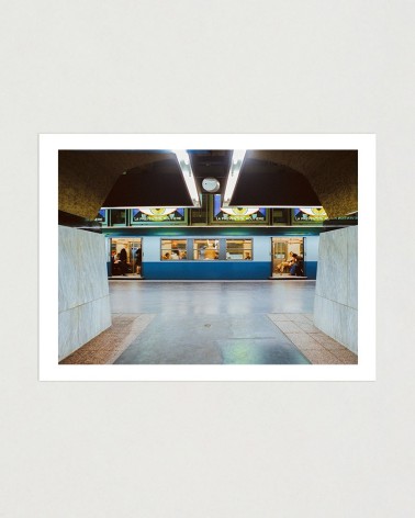 Photographie d'une rame MS61 à quai, depuis un couloir de la gare RER Charles de Gaulle Étoile