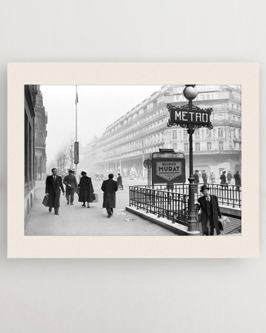 Black and white photograph of access to the metro station - RATP la ligne