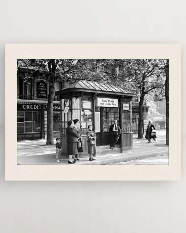 Black and white photograph of passengers waiting at Les Goblins bus stop - RATP la ligne