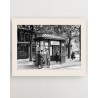 Black and white photograph of passengers waiting at Les Goblins bus stop - RATP la ligne