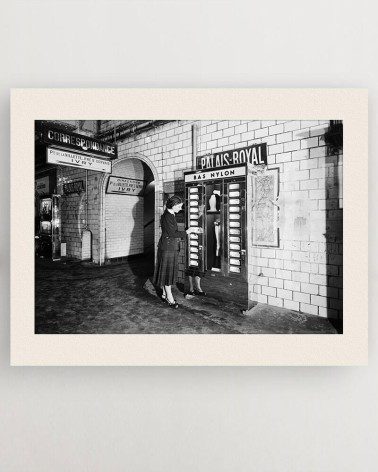 Black and white photograph of a nylon stocking dispenser - RATP la ligne