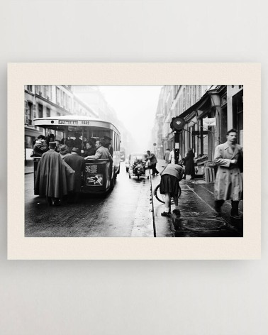 Black and white photograph of passengers boarding on a bus - RATP la ligne