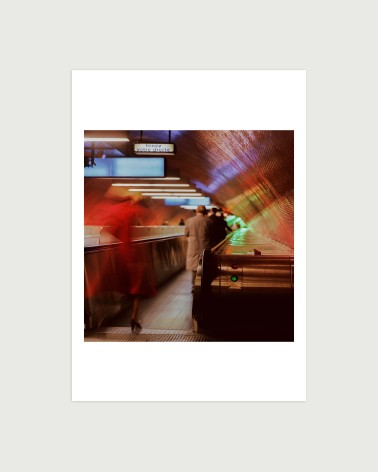 Photographie d'un couloir de correspondance de la gare : trottoir roulant