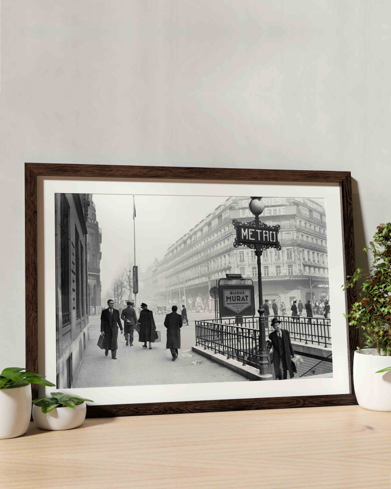 Black and white photograph of access to the metro station - RATP la ligne