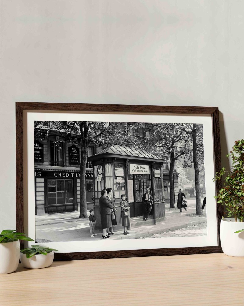 Black and white photograph of passengers waiting at Les Goblins bus stop - RATP la ligne