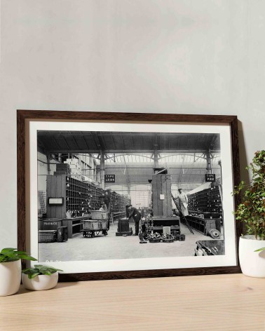 Black and white photograph of the spare parts store at the bus - RATP la ligne