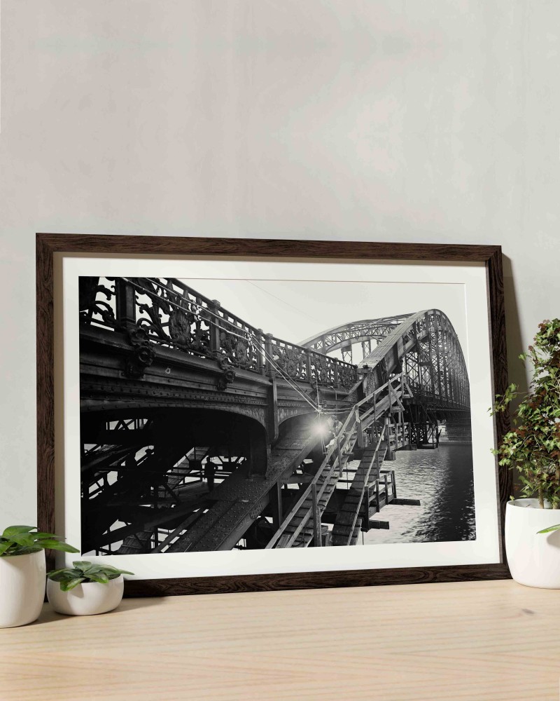 Black and white photograph of welding work on the Austerlitz viaduct - RATP la ligne