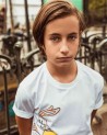 T-shirt enfant blanc imprimé Serge le lapin - RATP la ligne - 100% coton jersey - portée par un mannequin