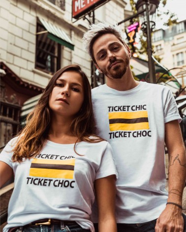 T-shirt unisexe blanc motifs noir, brun et jaune Ticket chic-Ticket choc - RATP la ligne - 100% coton jersey - photo duo porté