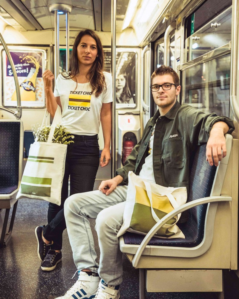 Tote bag livrée bus RATP vert clair - RATP la ligne - 100% coton - mise en situation - porté par des mannequins
