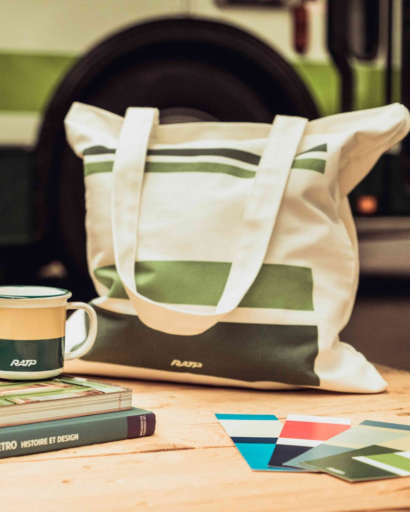 Tote bag livrée bus RATP vert clair - RATP la ligne - 100% coton - photo zoom - posé sur une palette