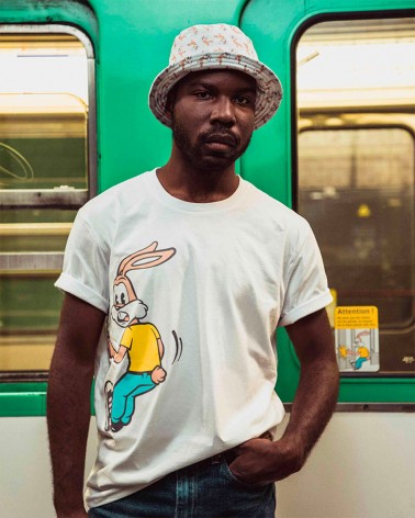 T-shirt unisexe blanc imprimé Serge le lapin - RATP la ligne - 100% coton jersey - photo solo porté sur mannequin
