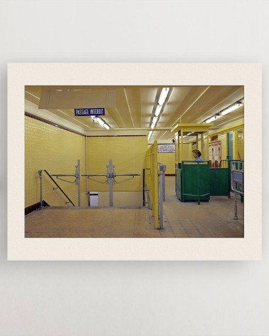Photographie couleurs d'une poinçonneuse dans la guérite