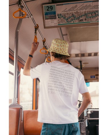 Tshirt blanc unisex Attention à la marche - RATP La Ligne - porté par un mannequin de dos