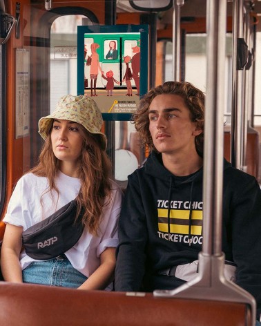 Tshirt blanc unisex Attention à la marche - RATP La Ligne -  photo en duo - porté par une mannequin