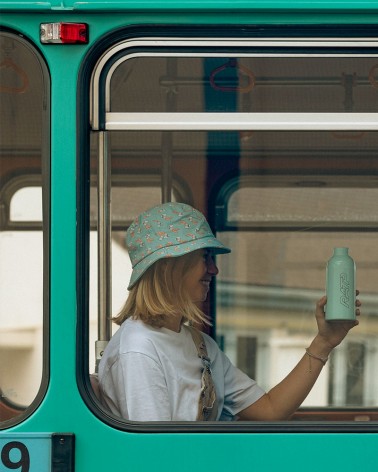Bob bleu Serge le lapin - RATP La Ligne - photo en duo - porté par une mannequin de profil